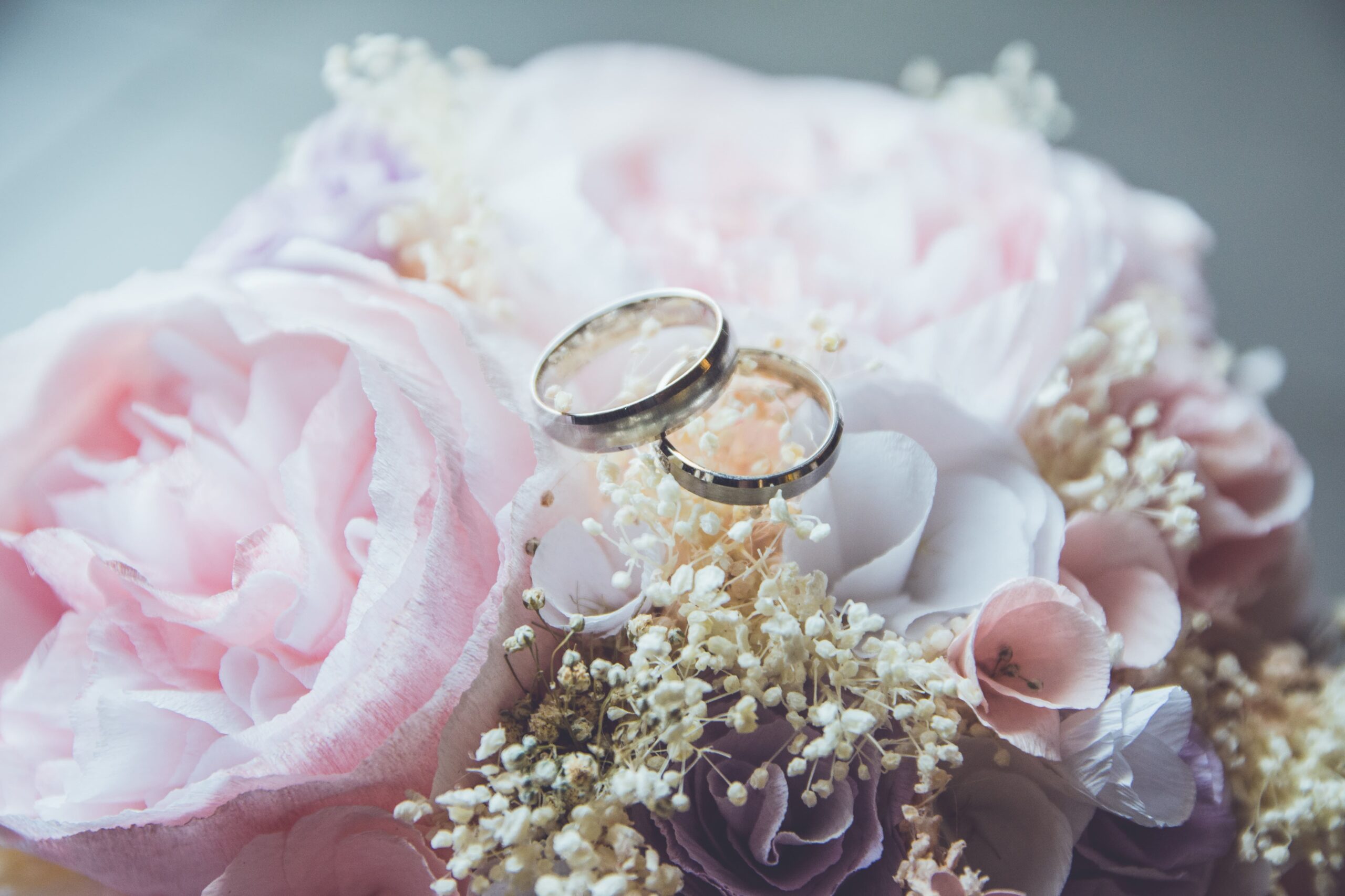 バラの花束と結婚指輪